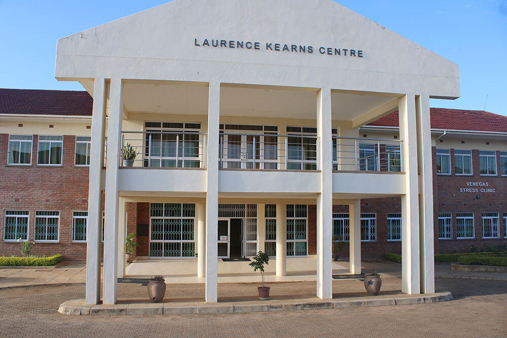 'St. John of God Offices' in Lilongwe, der Hauptstadt von Malawi. Dieses Bild zeigt einen Teil des Verwaltungsgebäudes und die Venegas Stress Clinic.