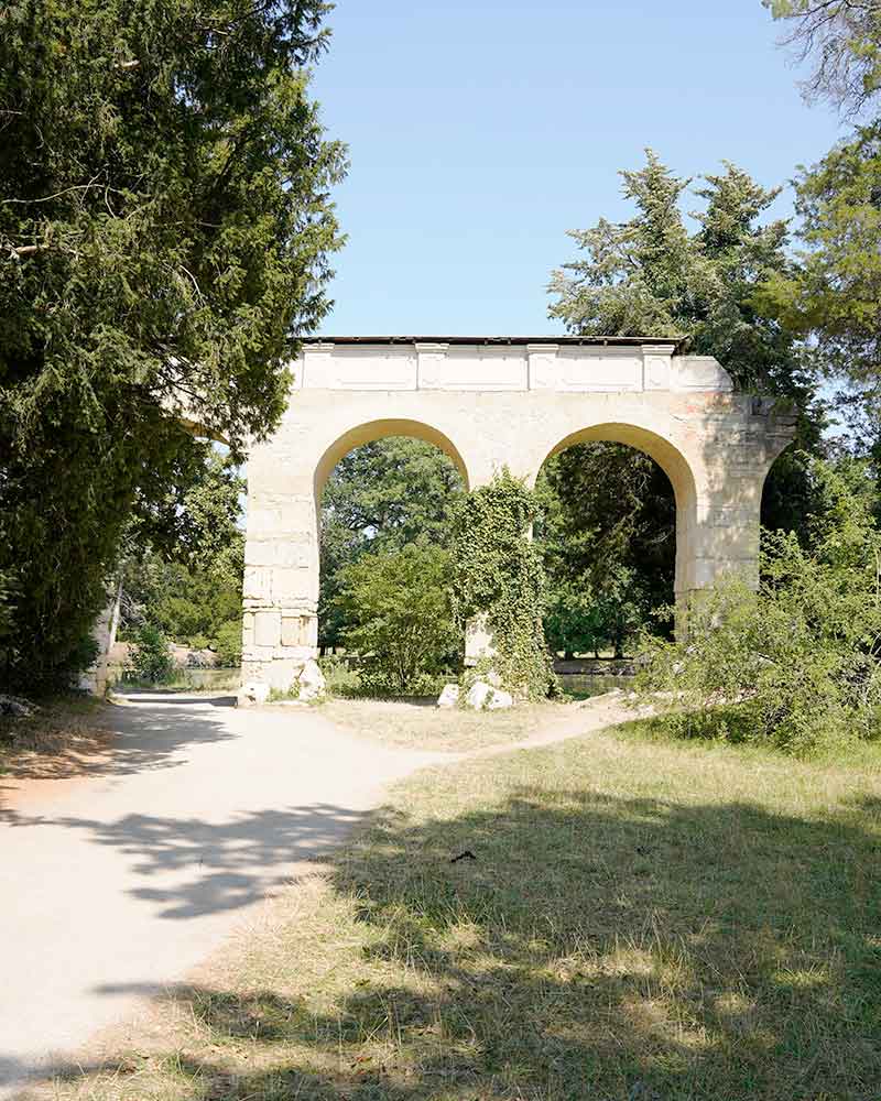 Das Bild zeigt das Aquädukt im Schlosspark von Lednice (Eisgrub).