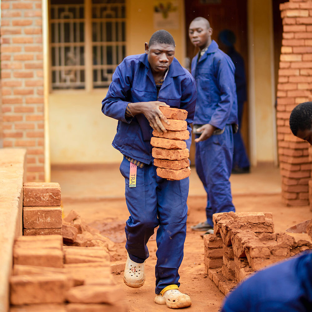 Einige der Auszubildenden aus dem Institut für berufliche Bildung in Mzuzu, wo der Orden verschiedene Ausbildungsberufe anbietet, die sich an besonders benachteiligte Jugendliche richten.