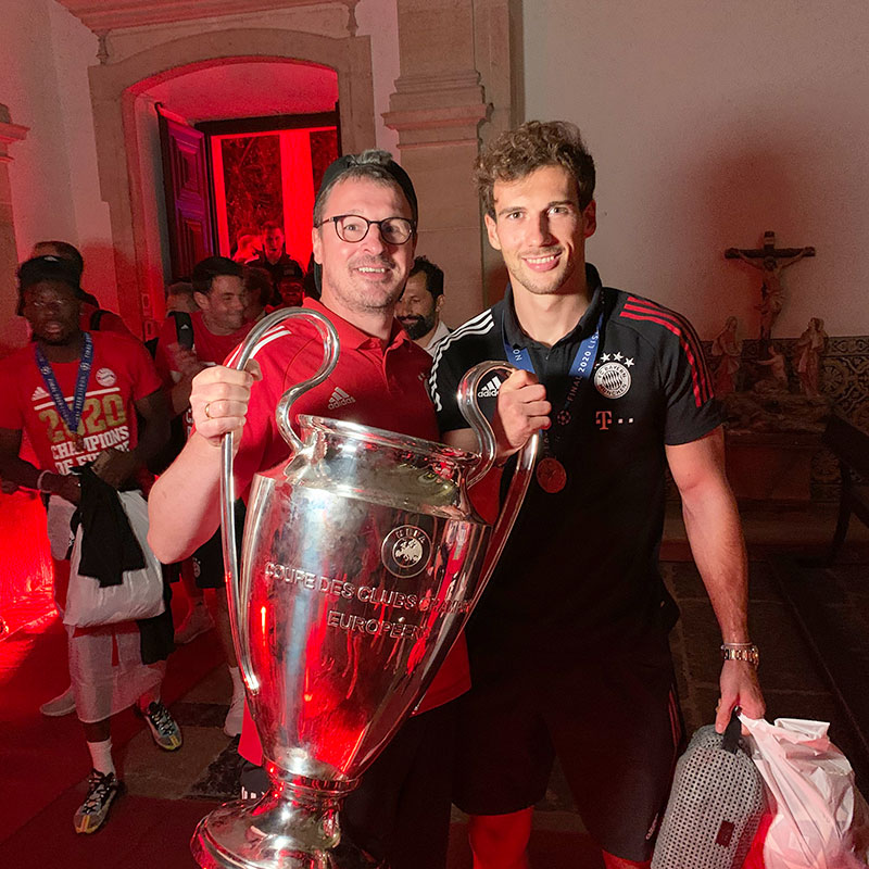 Ein Traum für alle Fußballfans: Roland Schmidt feiert den Champions-League-Sieg mit Leon Goretzka!