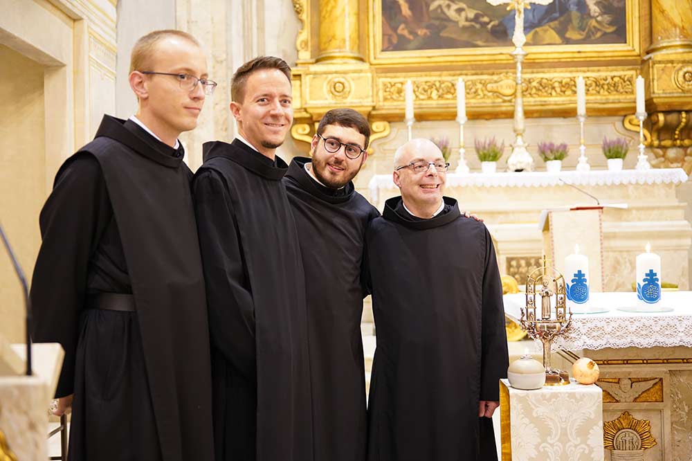 Das Bild zeigt Frater Clemens Johannes Schuster, Frater Bálint Brenner, Frater Thiago Miguel Rodrigues Fournier und Frater Luis Alberto Quintanilla .