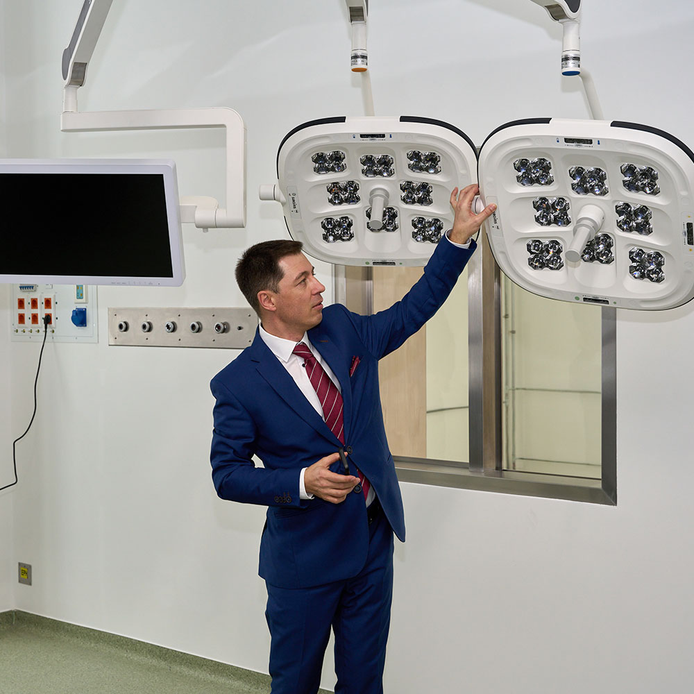 Das Bild zeigt Zoltán Fekete im Krankenhaus Budapest der Barmherzigen Brüder.