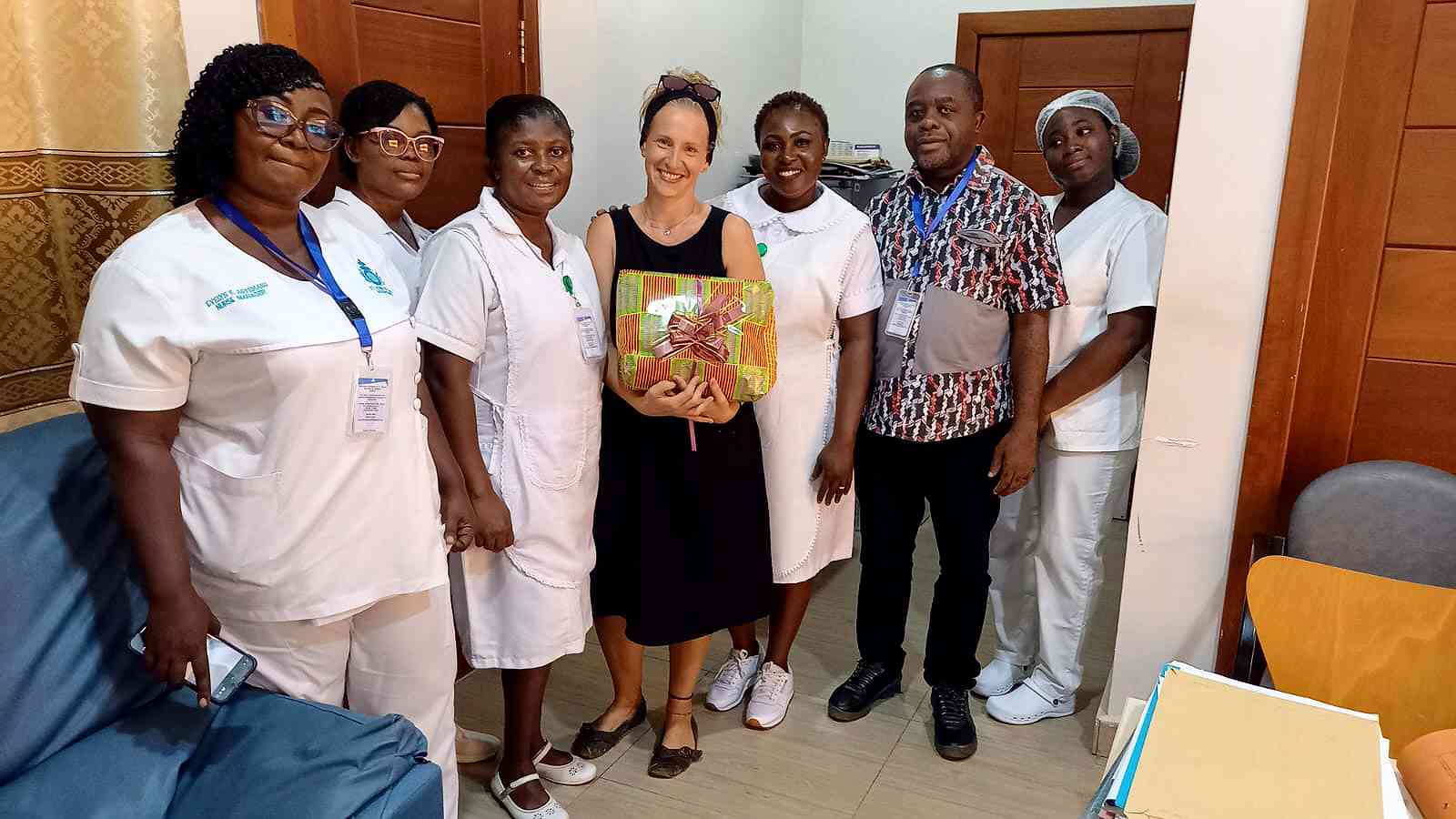Das Bild zeigt Claudia Wilpernig mit Angestellten des St. John of God Hospital's in Amrahia, Ghana.