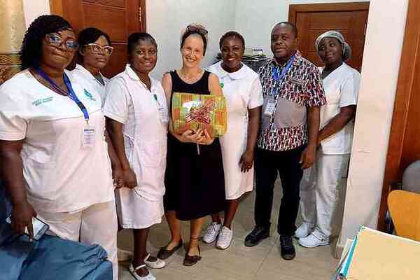 Das Bild zeigt Claudia Wilpernig mit Angestellten des St. John of God Hospital's in Amrahia, Ghana.
