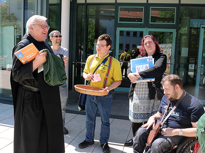 Frater Rudolf Knopp im Gespräch mit Vertreter:innen des Straubinger Werkstattrats und der Bewohnervertretung im Mai 2023