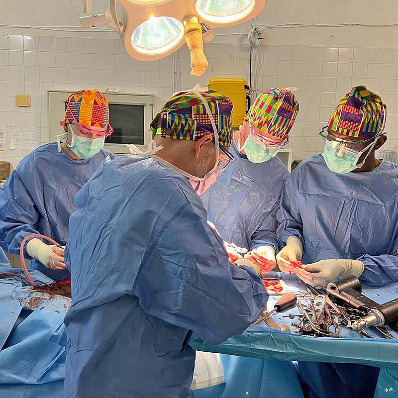 Dr. Markus Stumpf (im Vorder­grund) und sein OP-Team operieren einen Oberschenkel­halsbruch.