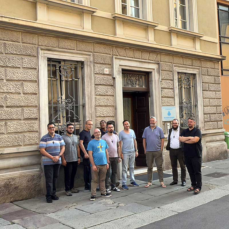 Das Bild zeigt Novizen und die Novizenmeister vor dem Noviziat.