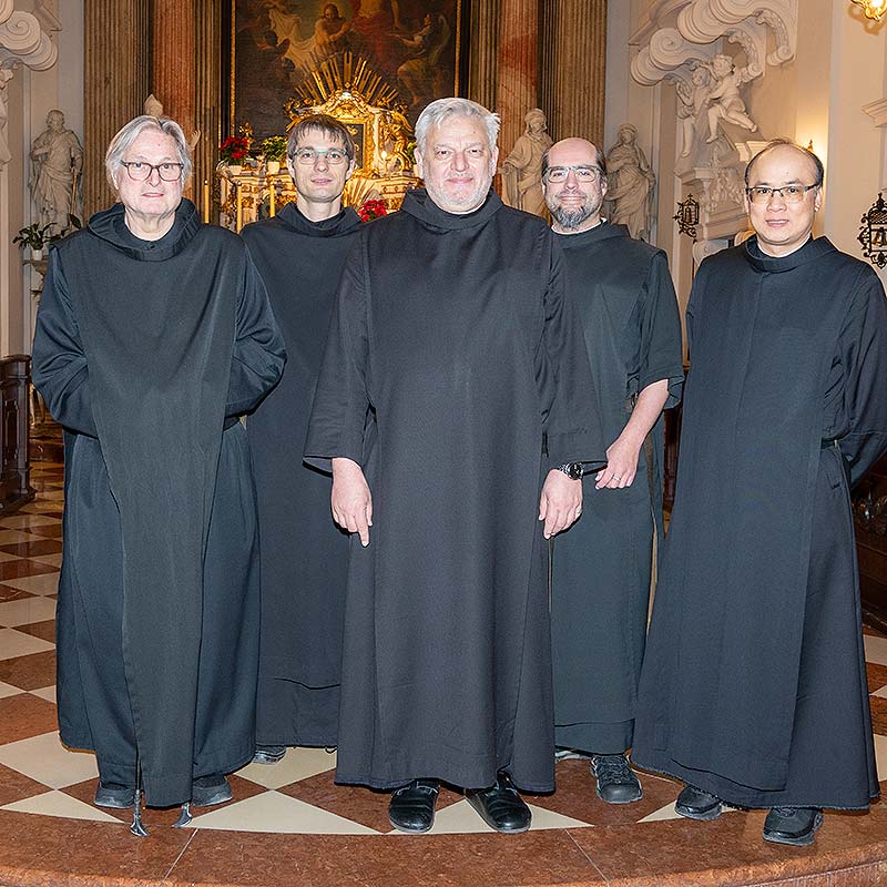 Die neu gewählte Provinzleitung: Pater Provinzial Rudolf Knopp (Mitte) mit seinen Provinzräten Frater Daniel Katzenschläger, Frater Lukáš Ryneš, Frater Thomas Väth sac. und Frater Thomas Pham sac.