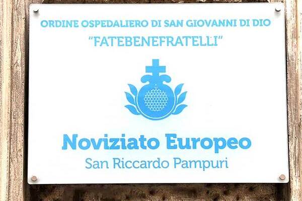 Das Bild zeigt das Türschild des Noviziates in Brescia.