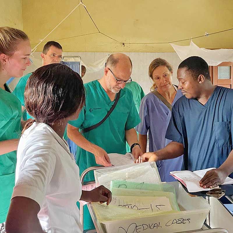 Dr. Markus Stumpf bei den OP-Vorbereitungen mit Dr. Mohamed.